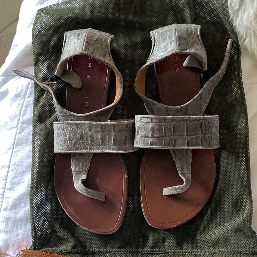 Leather sandals with thong toe and adjustable strap. Back of foot support